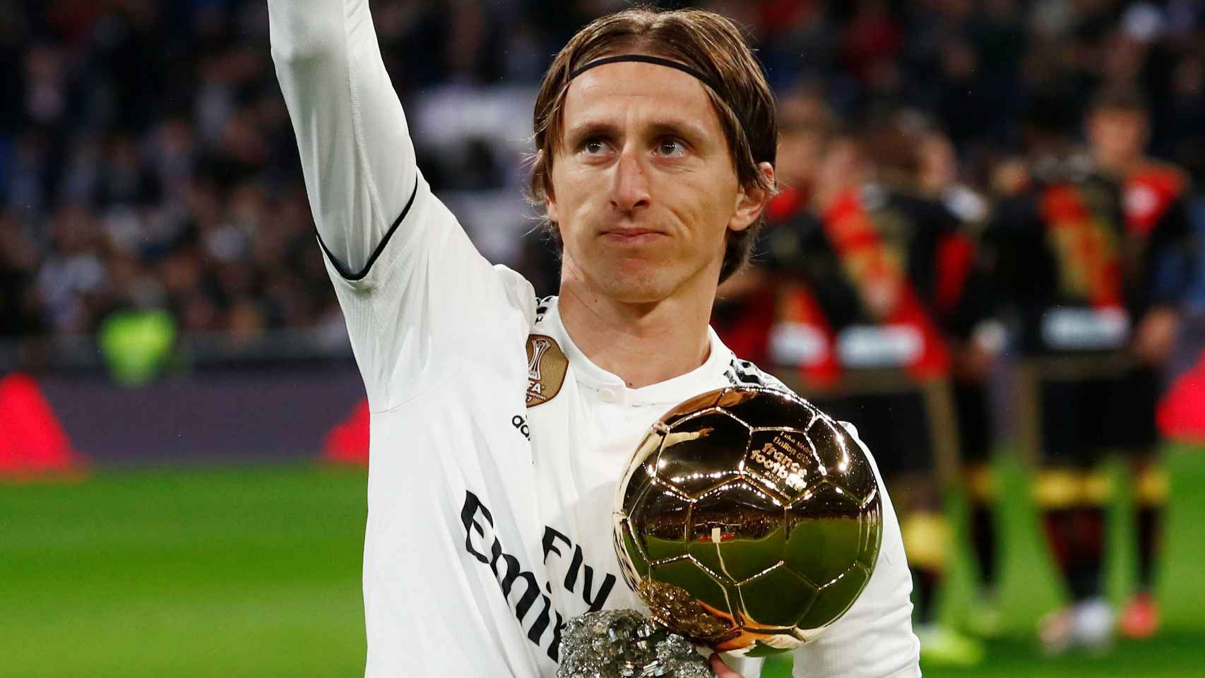 Luka Modric ofrece el Balón de Oro 2018 al Santiago Bernabéu
