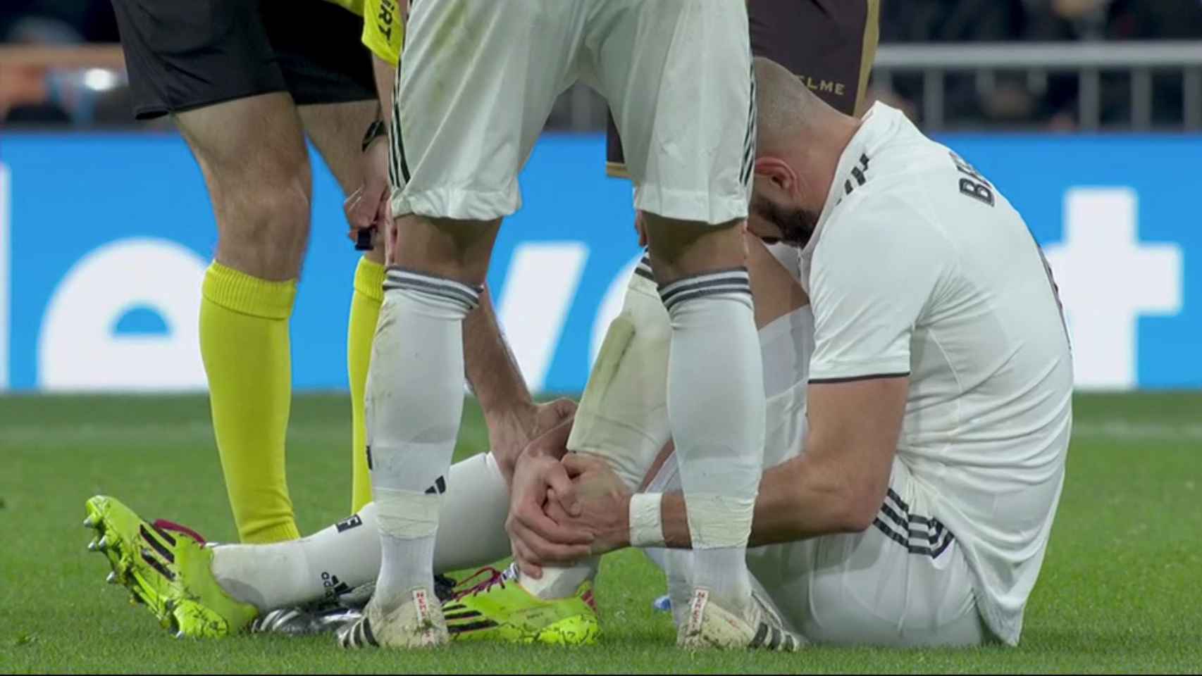 Karim Benzema se retira lesionado ante el Rayo Vallecano