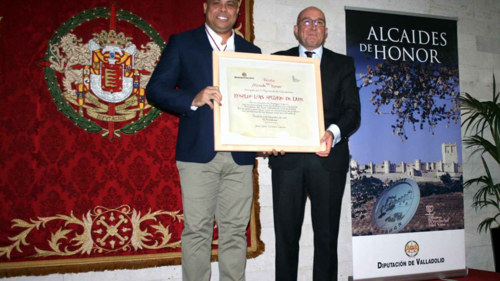 Ronaldo con el diploma en el acto del Alcaide del Museo del Vino de Peñafiel