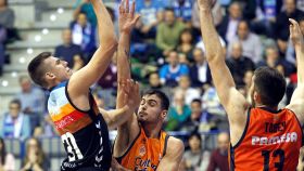 Vlatko Cancar se dispone a lanzar ante Alberto Abalde y Mike Tobey en el San Pablo Burgos - Valencia Basket de la Liga ACB