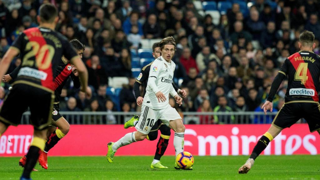 Luka Modric rodeado de jugadores del Rayo Vallecano durante el partido
