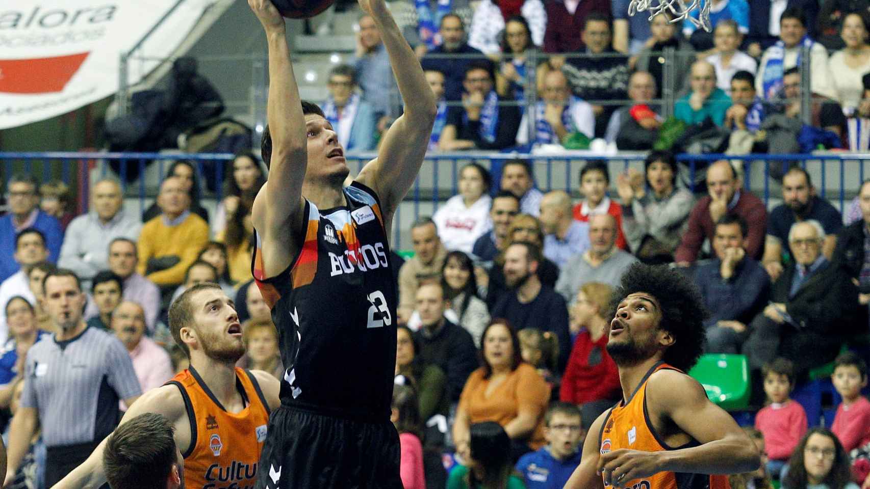 Goran Huskic lanza ante varios defensores en el San Pablo Burgos - Valencia Basket de la Liga ACB