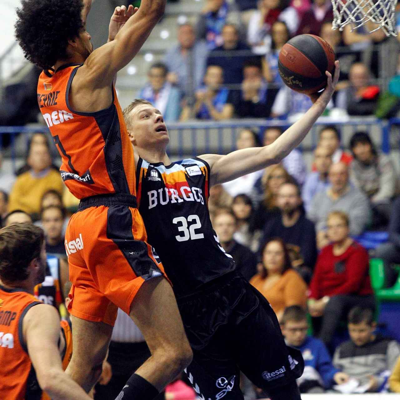 Ognjen Jaramaz entra a canasta ante Louis Labeyrie en el San Pablo Burgos - Valencia Basket de la Liga ACB