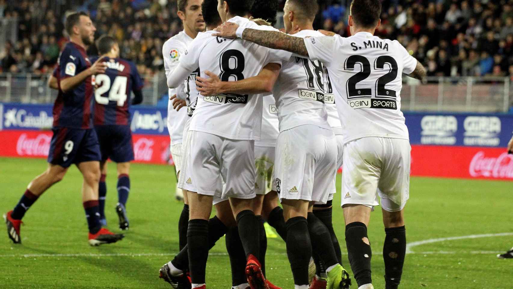 Los jugadores del Valencia celebran el gol ante el Eiba en el partido de La Liga