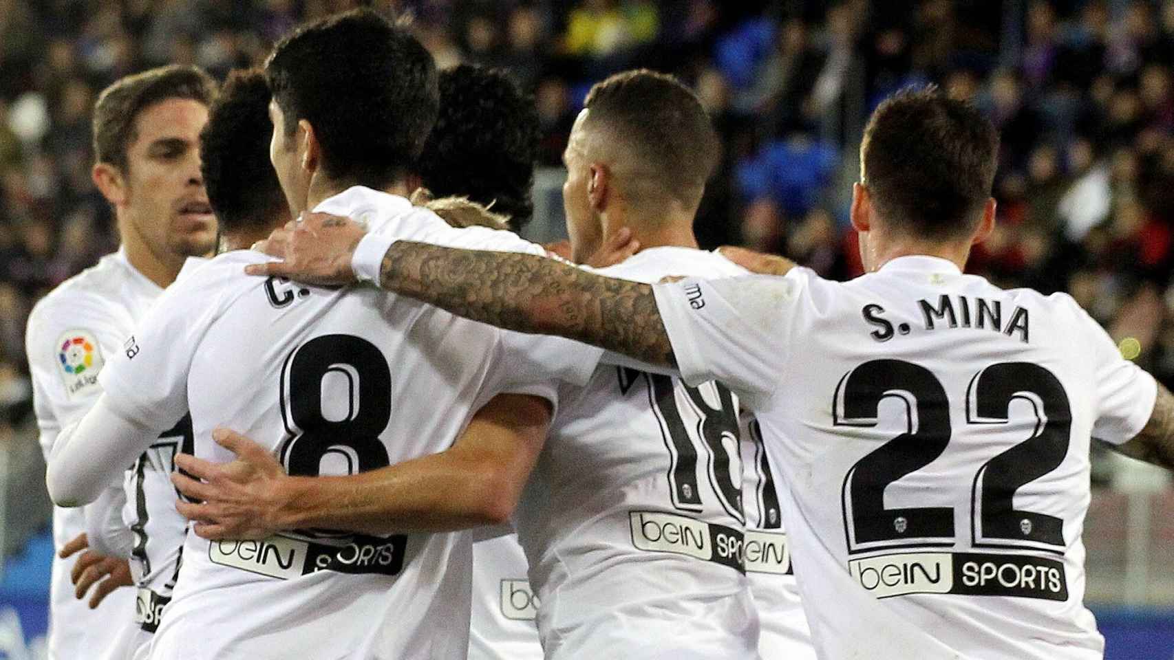 Los jugadores del Valencia celebran el gol ante el Eiba en el partido de La Liga