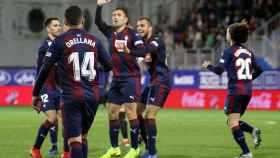Los jugadores del Eibar celebran el gol de Charles frente al Valencia en el partido de La Liga