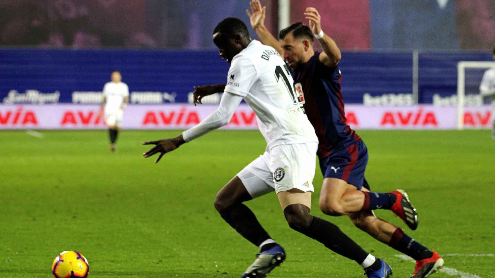 Diakhaby escapa de Sergi Enrich en el Eibar - Valencia de La Liga