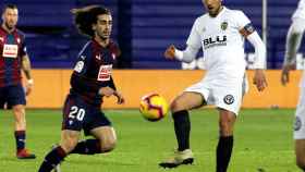 Parejo juega un balón ante Cucurella en el Eibar - Valencia de La Liga