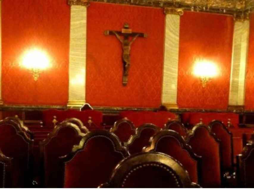 Cristo crucificado en el salón del plenos del Tribunal Supremo./