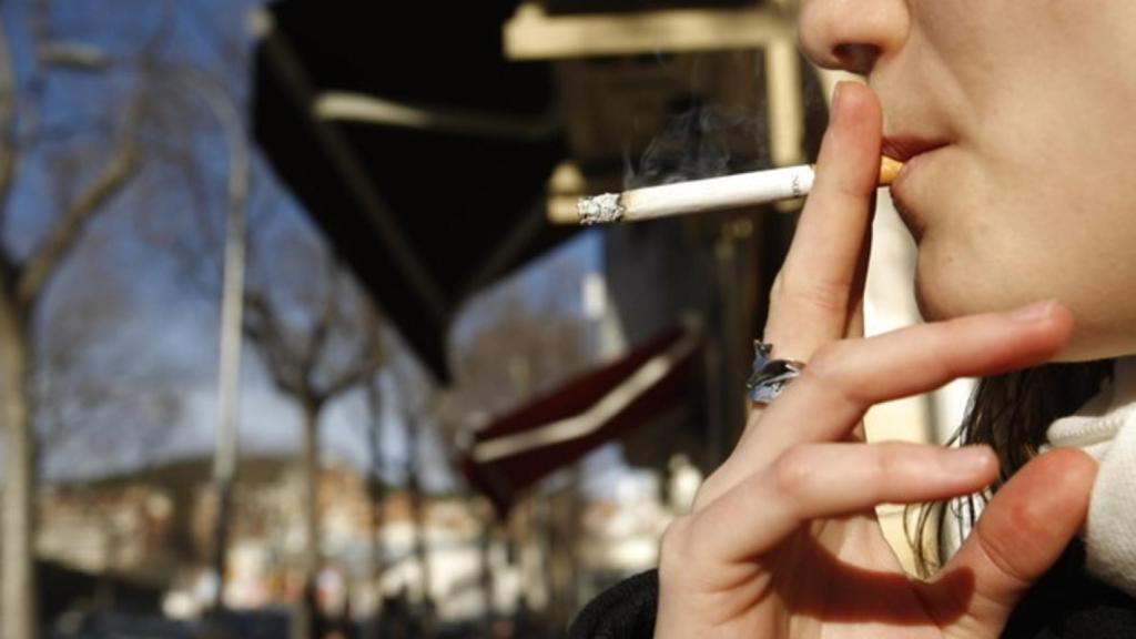 Una mujer fumando.