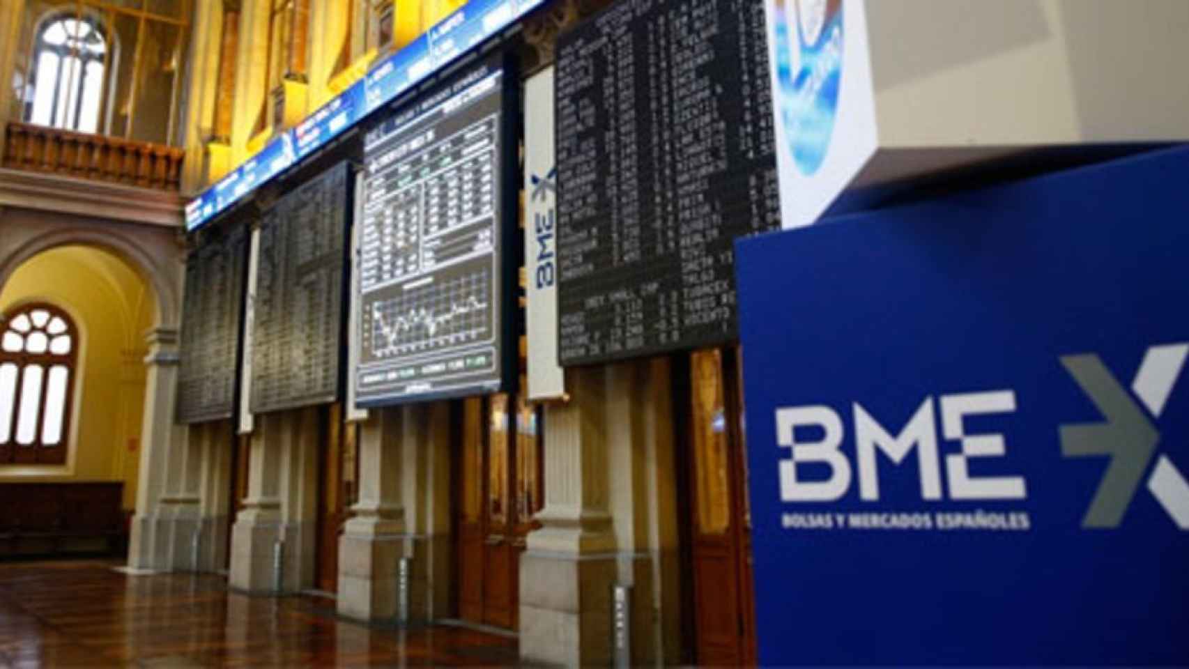 Un rótulo de BME en el parqué de la Bolsa de Madrid.