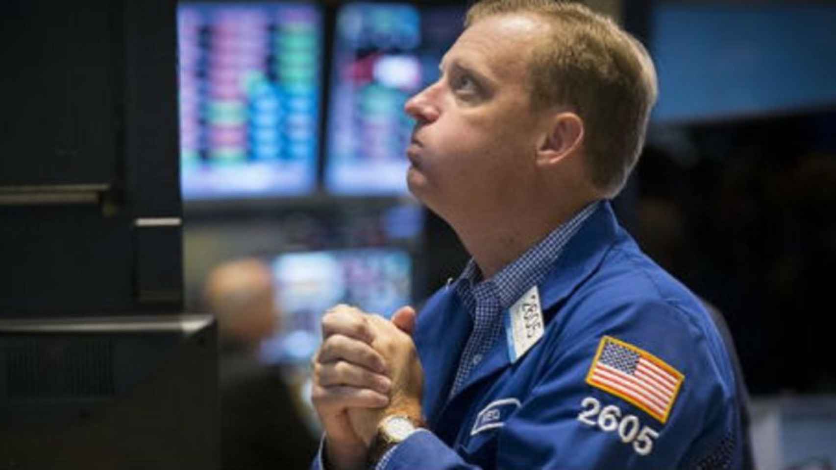Un bróker observa las pantallas de negociación en Wall Street.