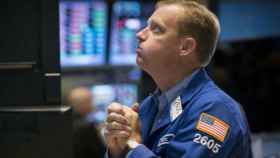 Un bróker observa las pantallas de negociación en Wall Street.