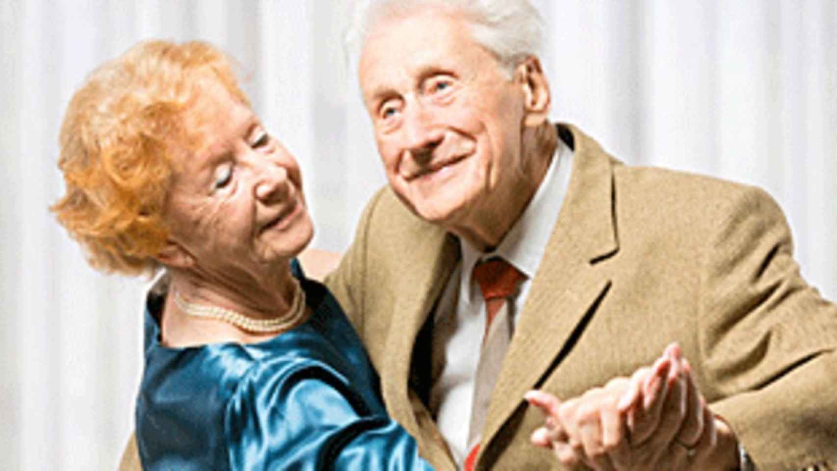 Una pareja de jubilados bailando.
