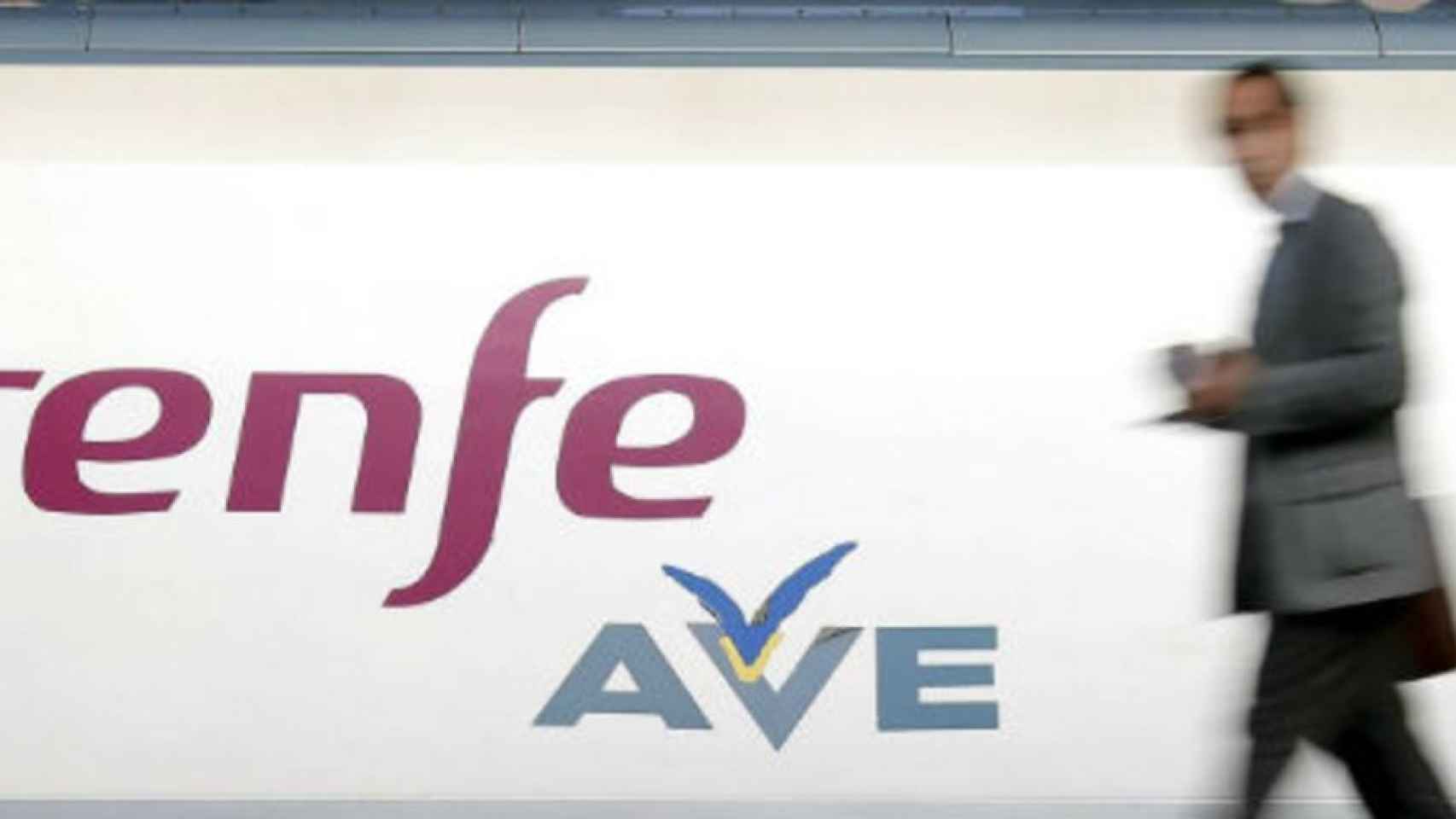 Un pasajero pasa enfrente de un vagón del AVE.