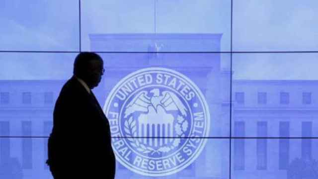 Un trabajador de la Reserva Federal pasa ante una representación del sello de la institución.