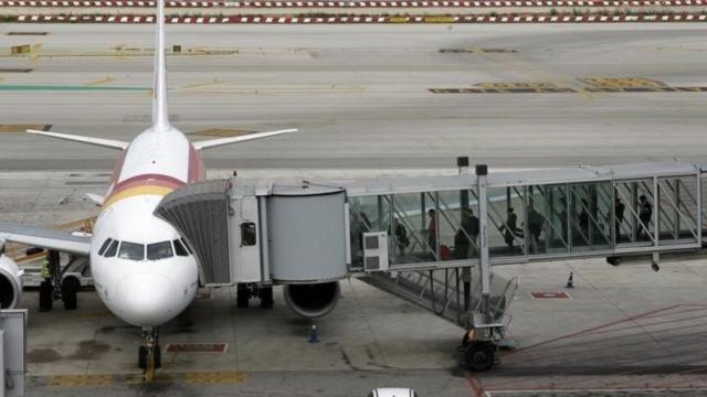 Avión de IAG en proceso de embarque de pasajeros