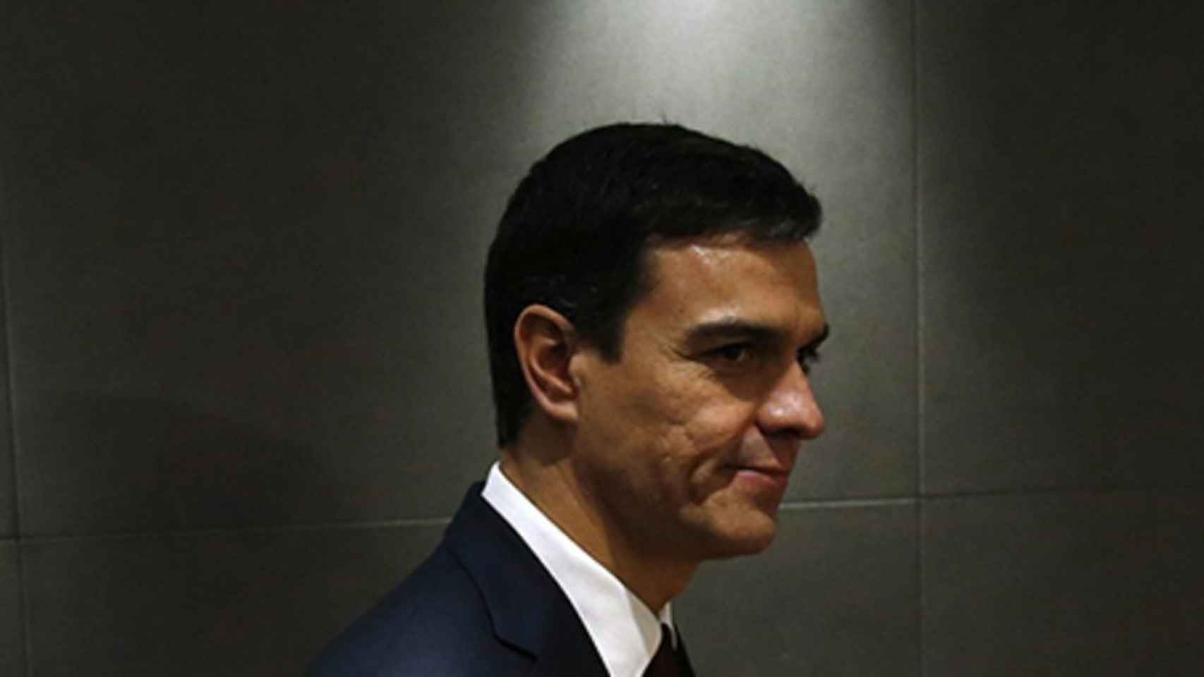 Sánchez insiste en el impuesto a la banca y un plan contra la explotación laboral