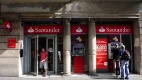 Santander y los sindicatos cierran el acuerdo para abrir 1