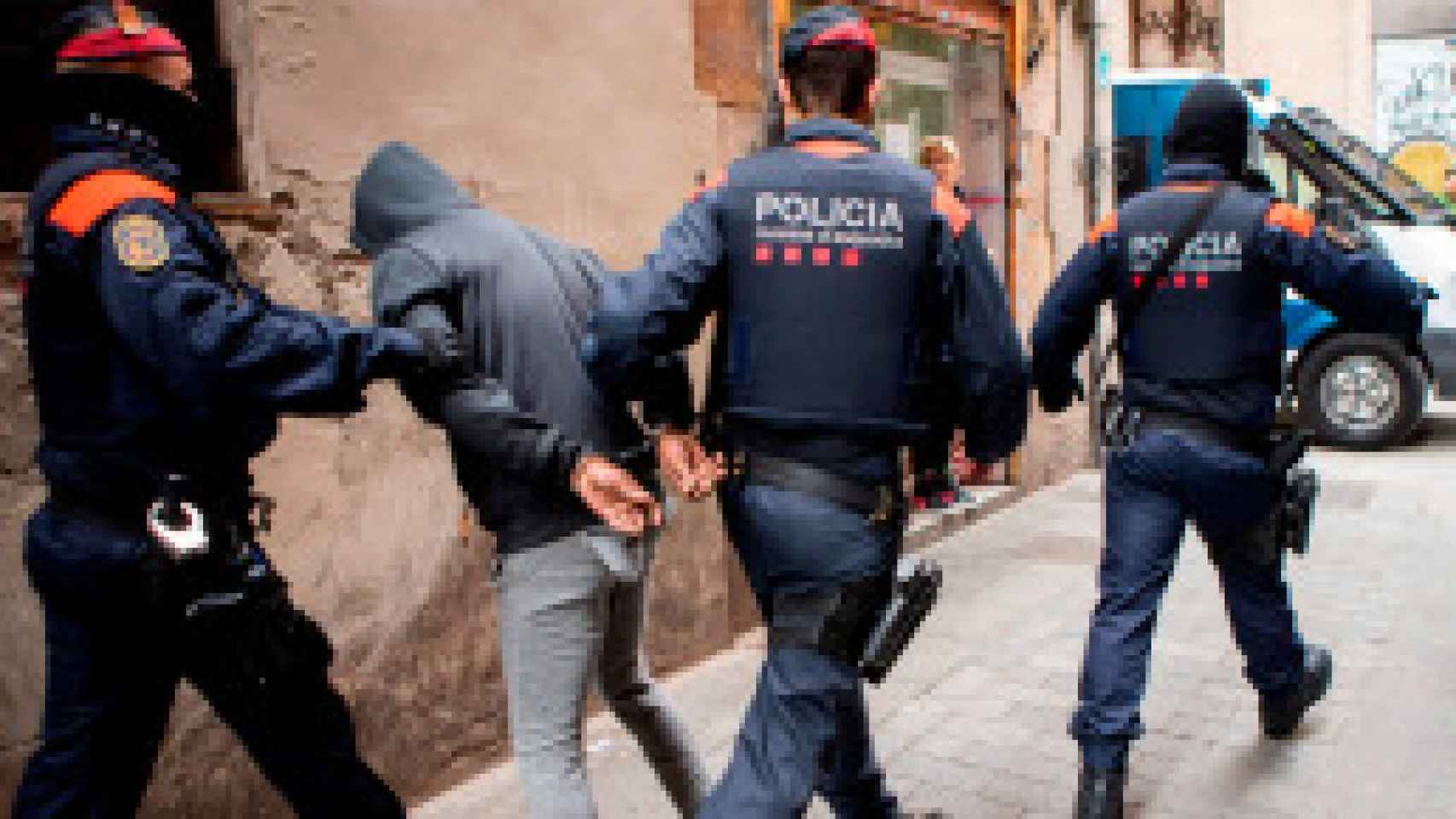 Los Mossos d'Esquadra en una operación contra los narcopisos del Raval, gestionados por dominicanos
