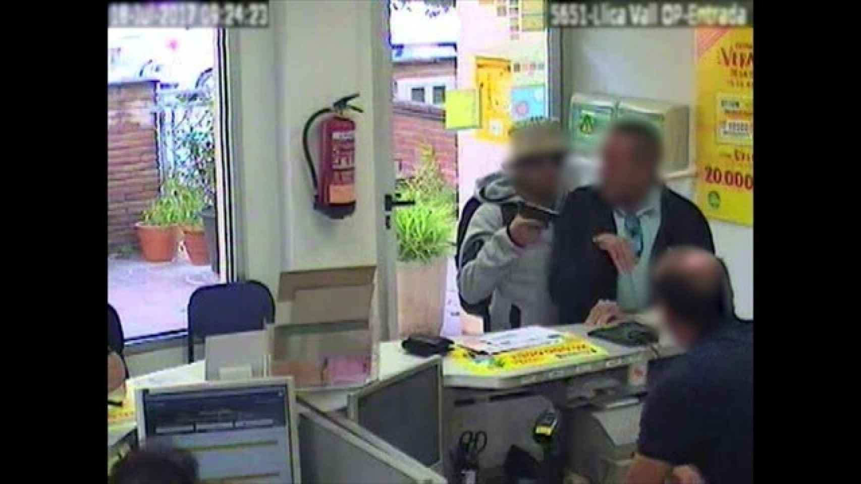 Ladrones chilenos robando en la oficina de Correos de Lliçà de Vall (Barcelona)
