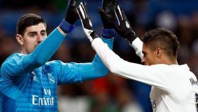 Courtois y Varane celebran durante un partido del Madrid