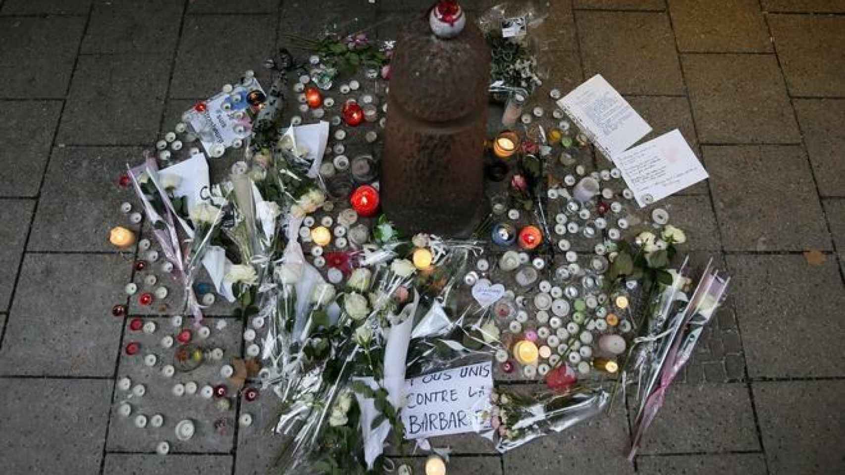 Flores, velas y mensajes en un altar improvisado cerca del mercadillo de Estrasburgo.