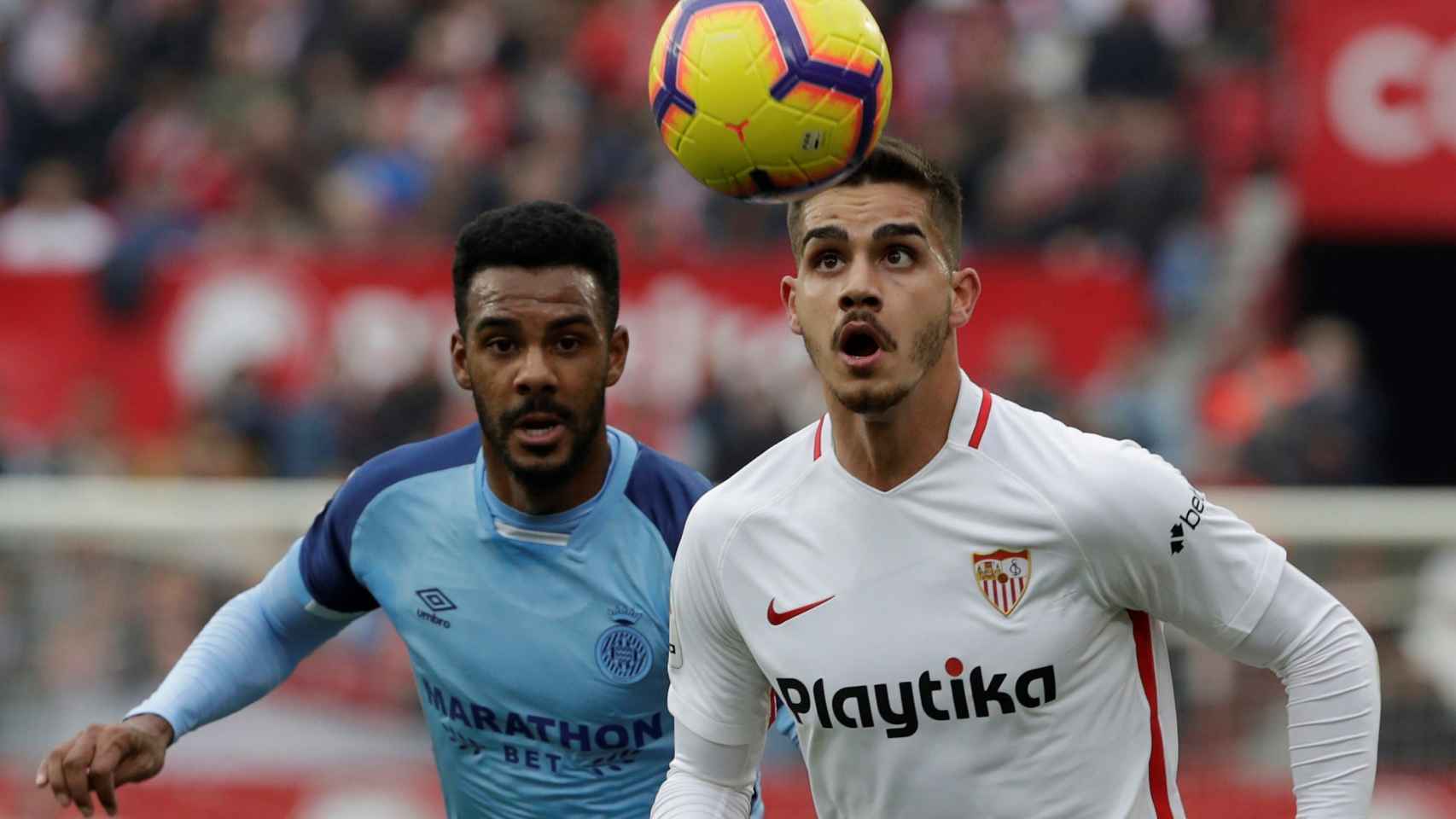 André Silva y Jonás Ramalho en el Sevilla - Girona de La Liga