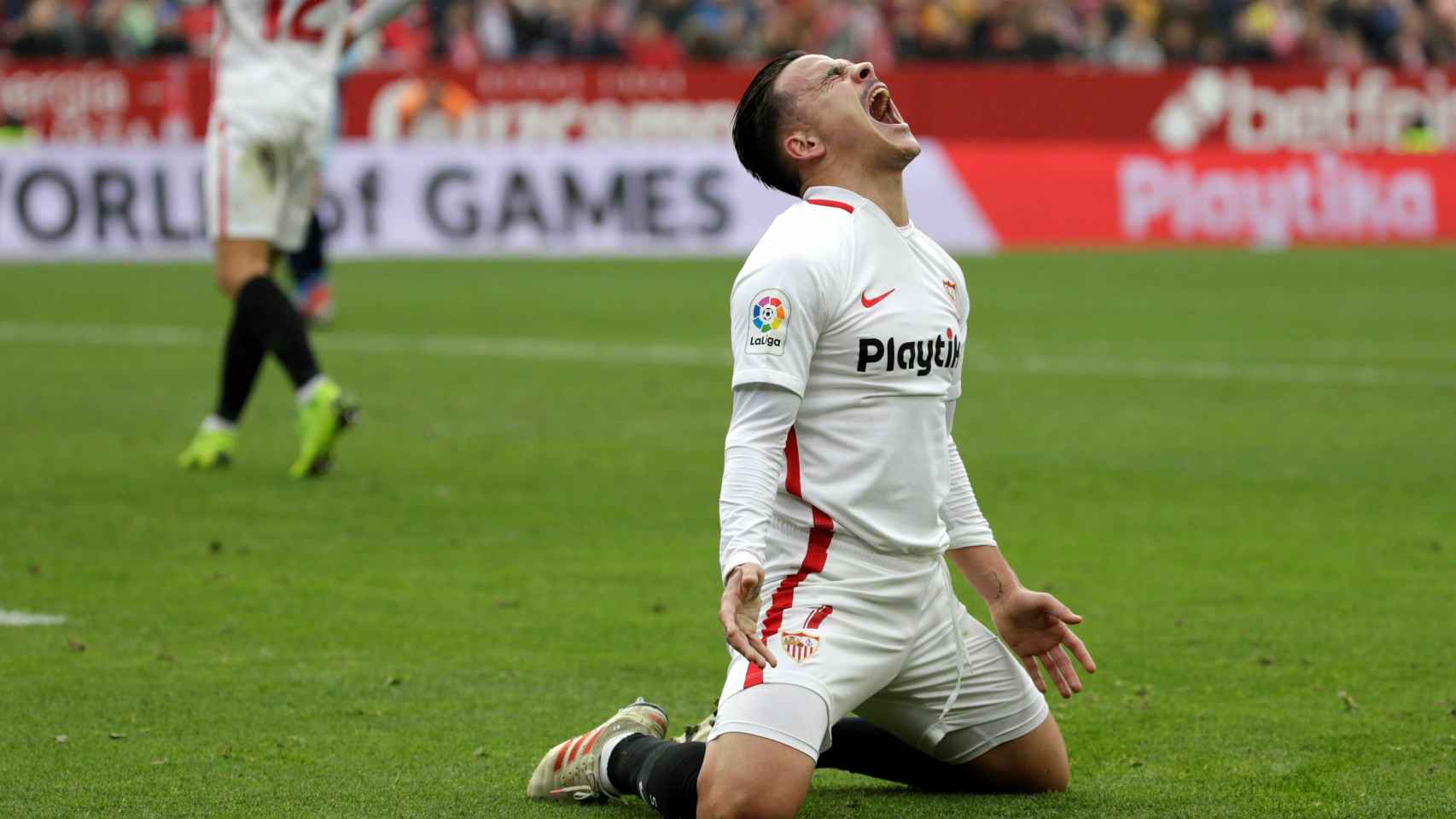 Roque Mesa se lamenta tras una ocasión en el Sevilla - Girona de La Liga