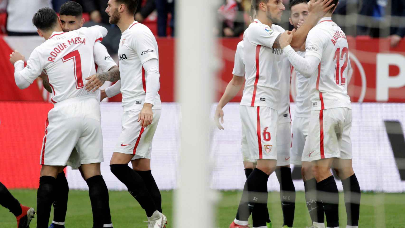 Banega celebra con sus compañeros el primer gol en el Sevilla - Girona de La Liga