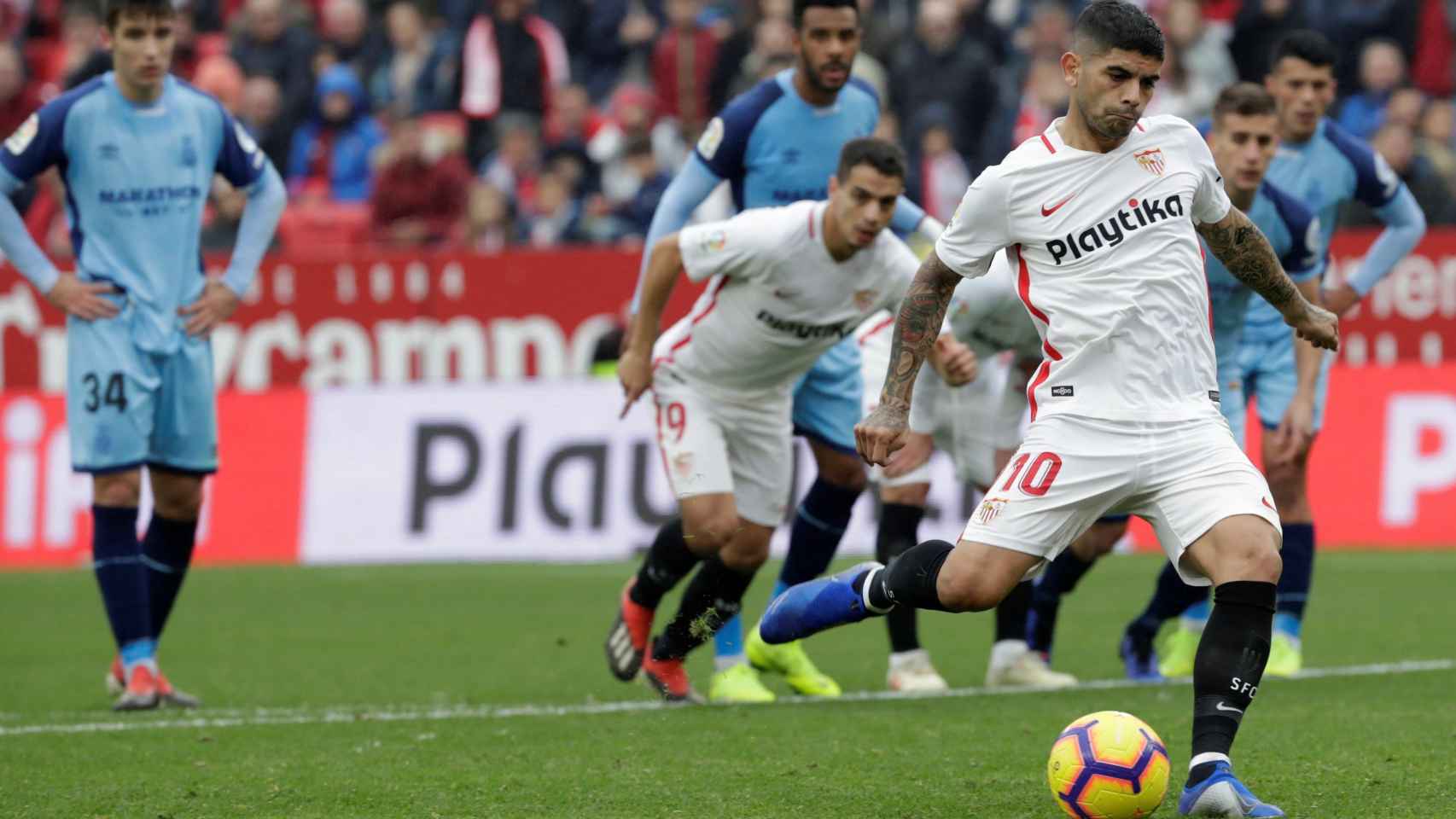 Banega marca de penalti en un partido del Sevilla