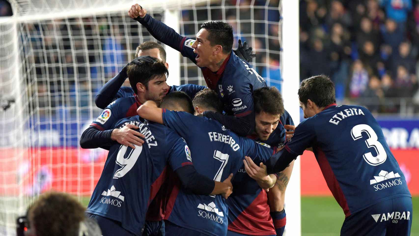 Los jugadores del Huesca celebran el gol que supuso el empate ante el Villarreal