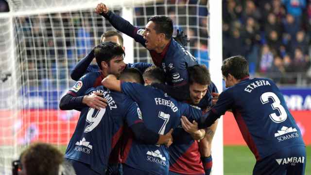 Los jugadores del Huesca celebran el gol que supuso el empate ante el Villarreal