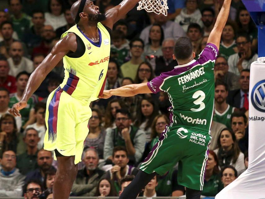 Fernández, del Unicaja, realiza un lanzamiento ante el Barcelona Lassa