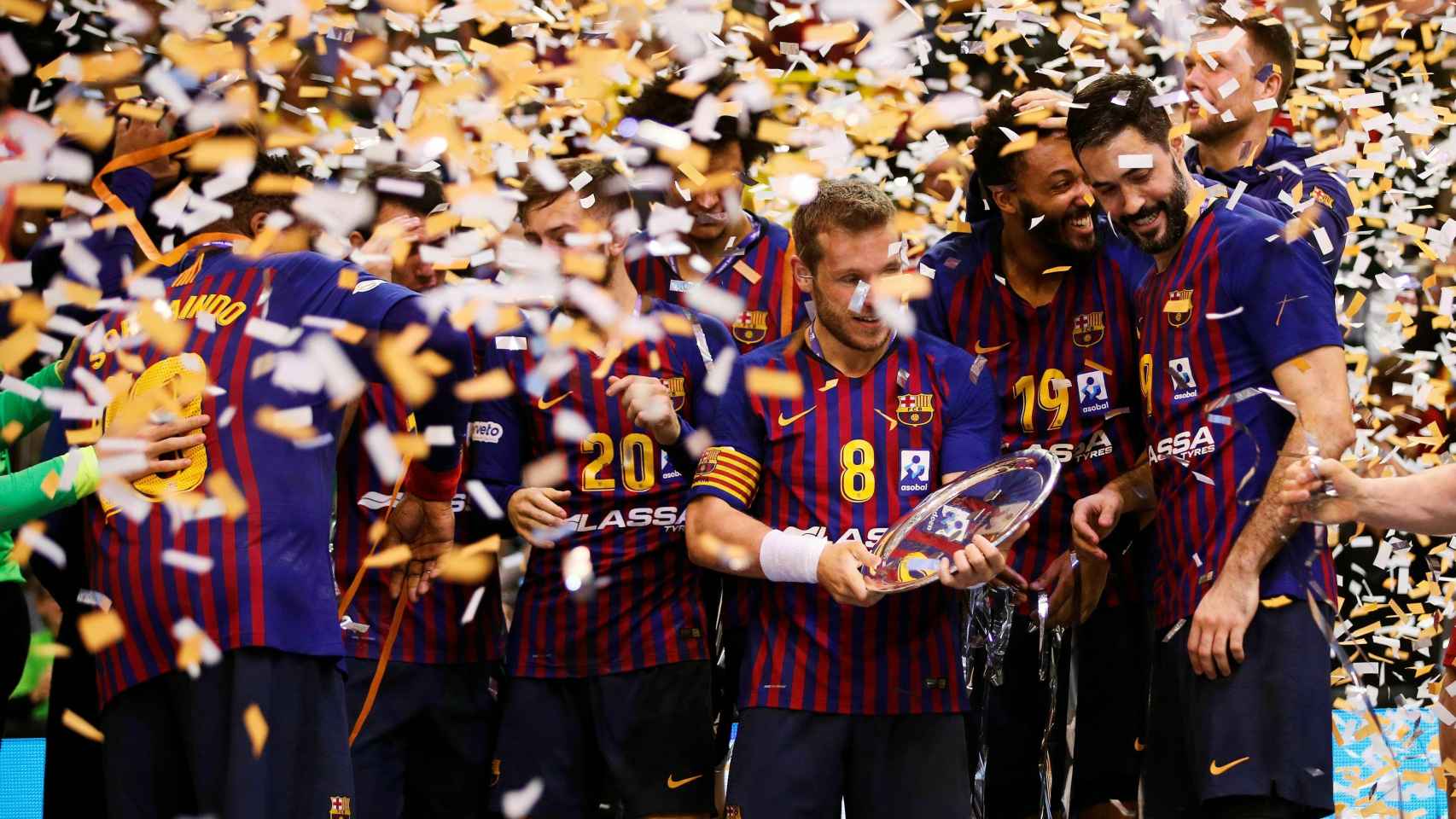 Los jugadores del Barcelona, con el trofeo que les acredita como campeones de la Copa ASOBAL