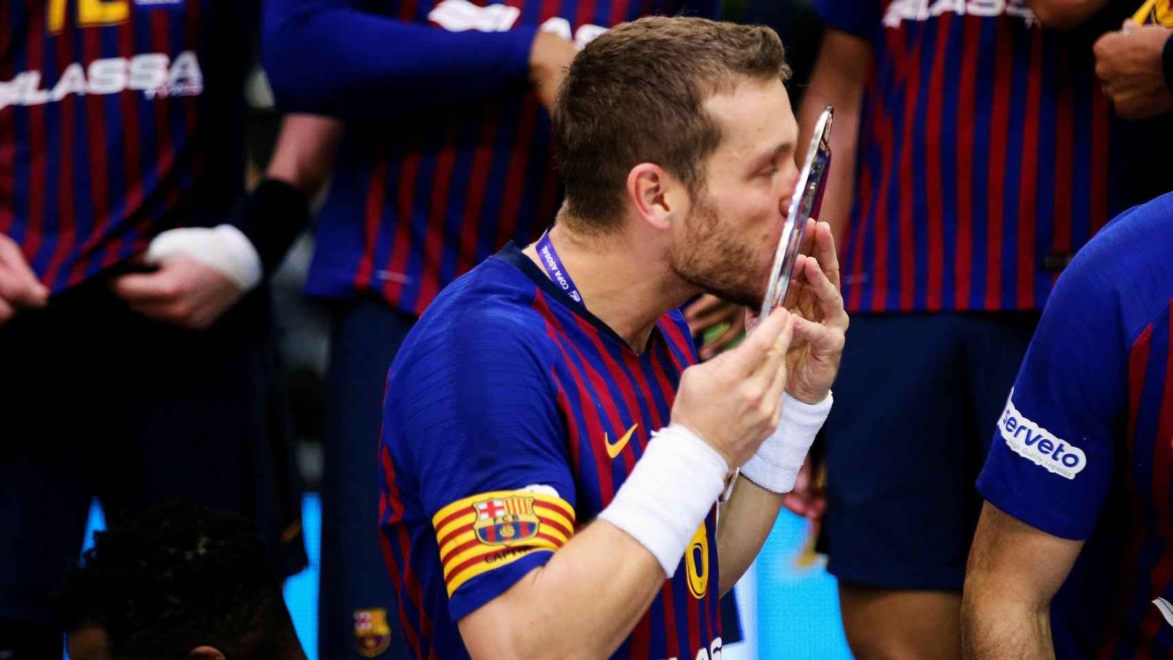 El capitán del Barcelona, Víctor Tomás, besando el trofeo de la Copa ASOBAL
