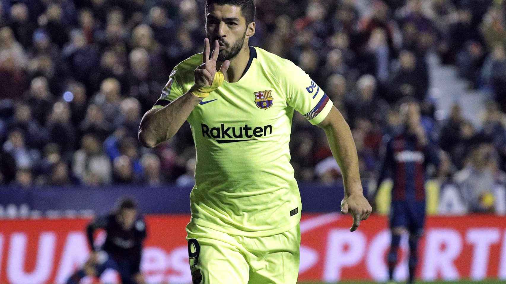 Luis Suárez celebra un gol contra el Levante