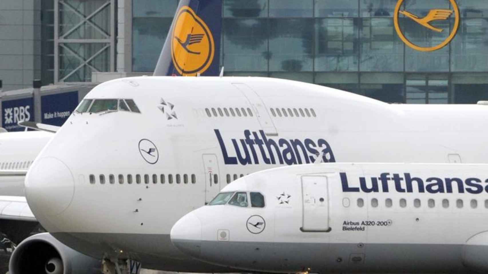 Imagen de varios aviones de Lufthansa.