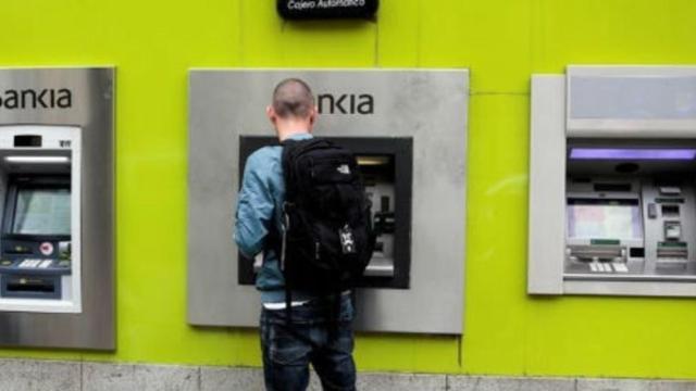 La guerra de los cajeros lleva a los bancos a incrementar un 2,83% su oferta en España