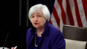 Yellen entrega las riendas de la Fed a Powell, quien pilotará un nuevo ciclo monetario