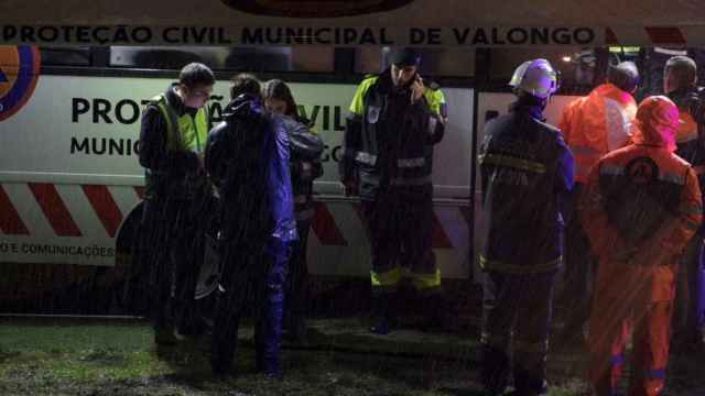 Operarios de Protección Civil en el puesto de mando tras el accidente del helicóptero en Portugal.