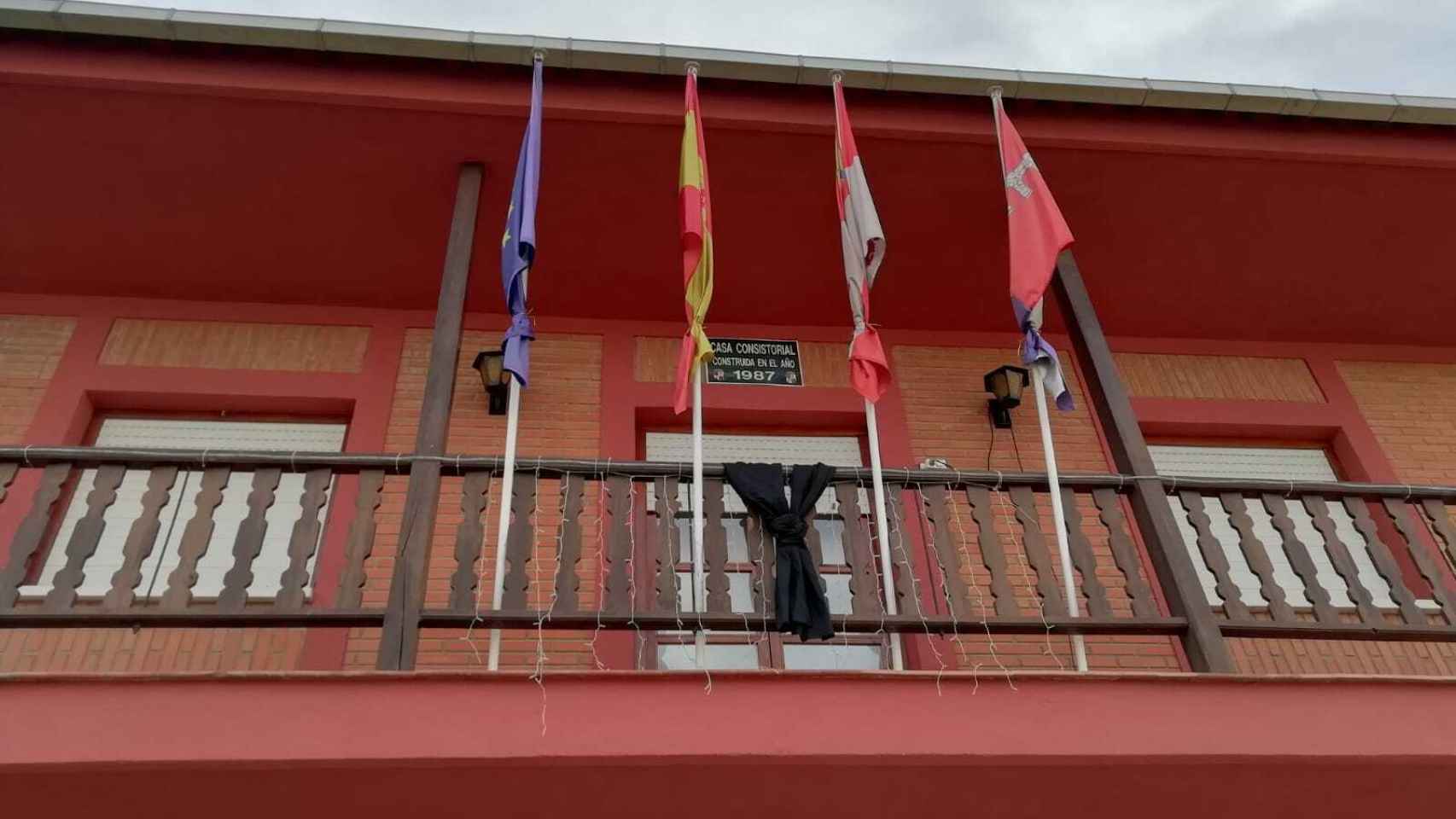 Banderas a media asta en el ayuntamiento de Villabuena del Puente
