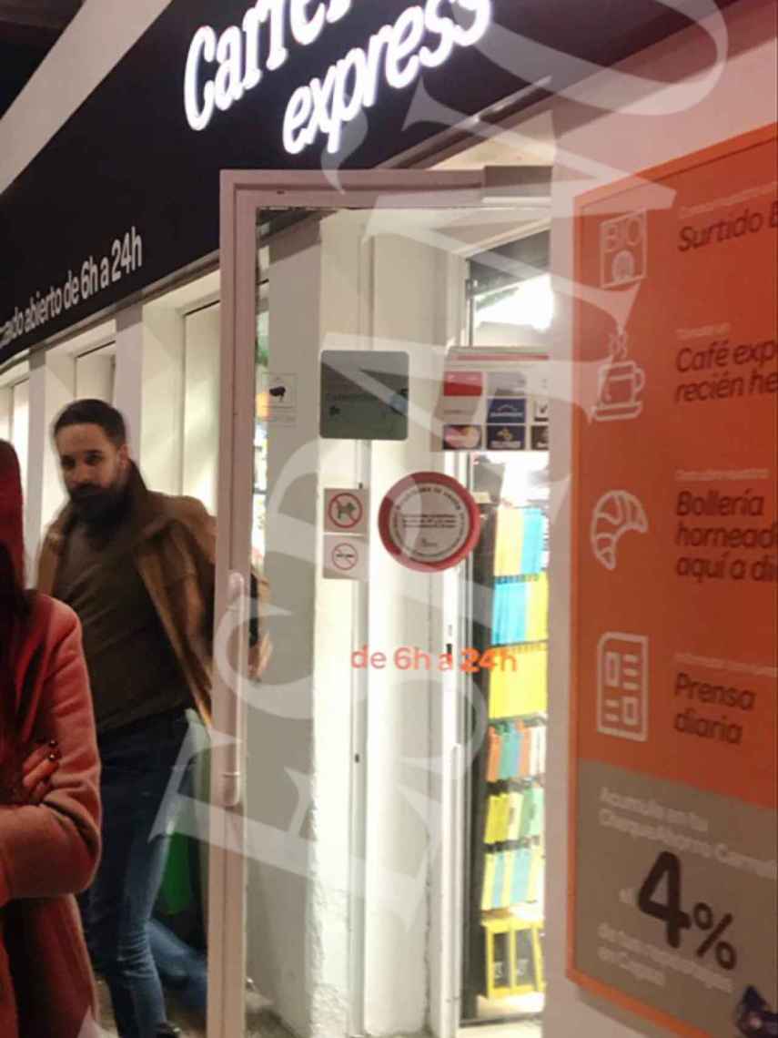 Santiago Abascal saliendo del Carrefour Express en Burgos