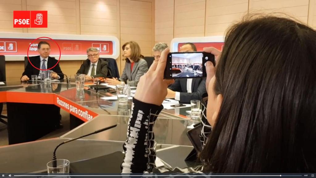 José Antonio Rodríguez, en círculo rojo, en una reunión reciente en Ferraz.