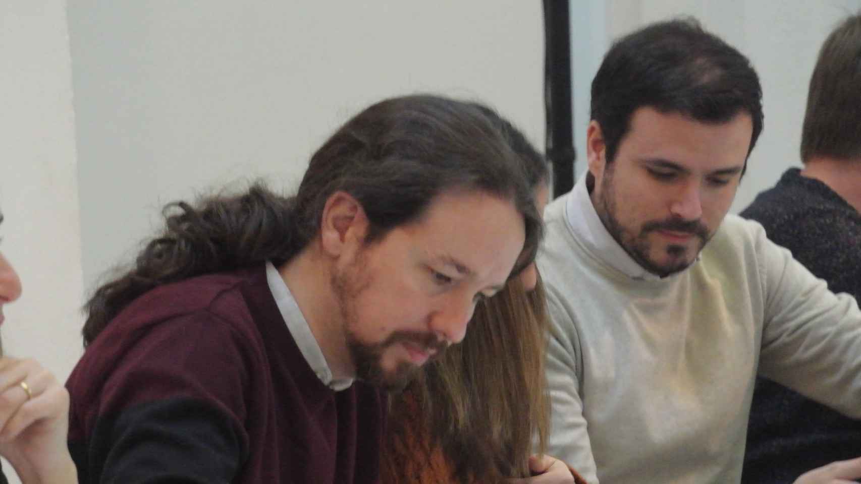 Alberto Garzón, junto a Pablo Iglesias, en la reunión Rumbo 2020 de Podemos y sus confluencias.
