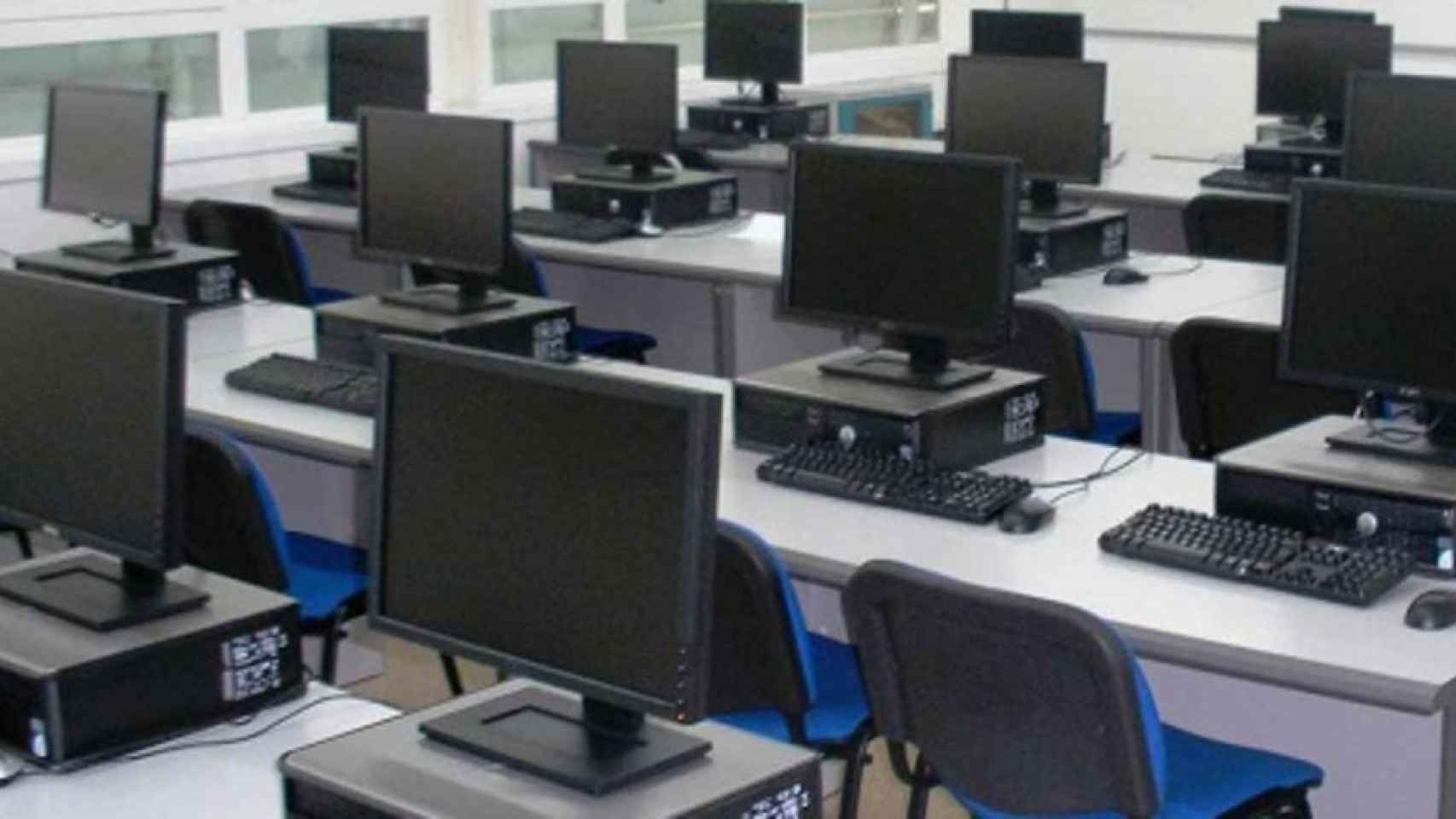 Una oficina vacía con decenas de ordenadores.
