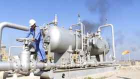 Arabia Saudí y Emiratos plantean ampliar recortes en la producción de crudo después de 2018