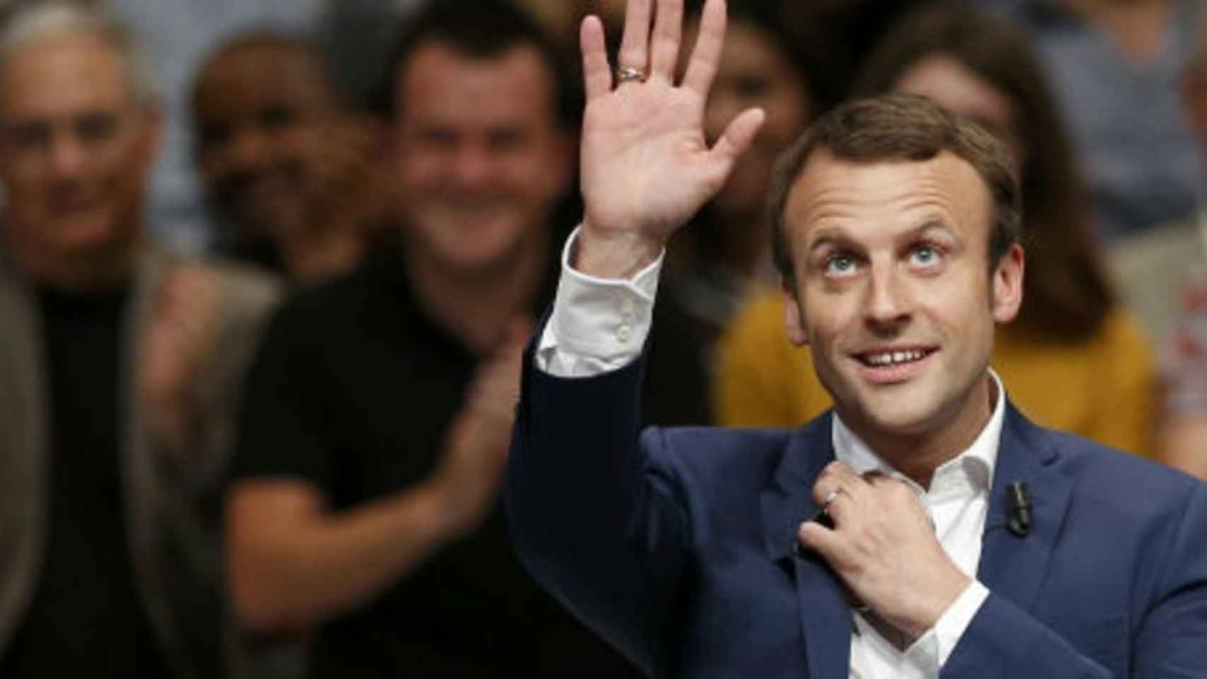 Macron subirá el salario mínimo y bajará impuestos para calmar las protestas