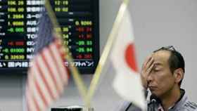 La Bolsa de Tokio cae más de un 2% por la revisión del PIB nipón y las tensiones EEUU-China
