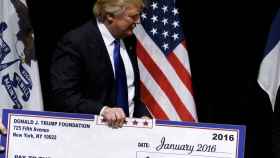 Donald Trump con un cheque de su fundación 'benéfica'.